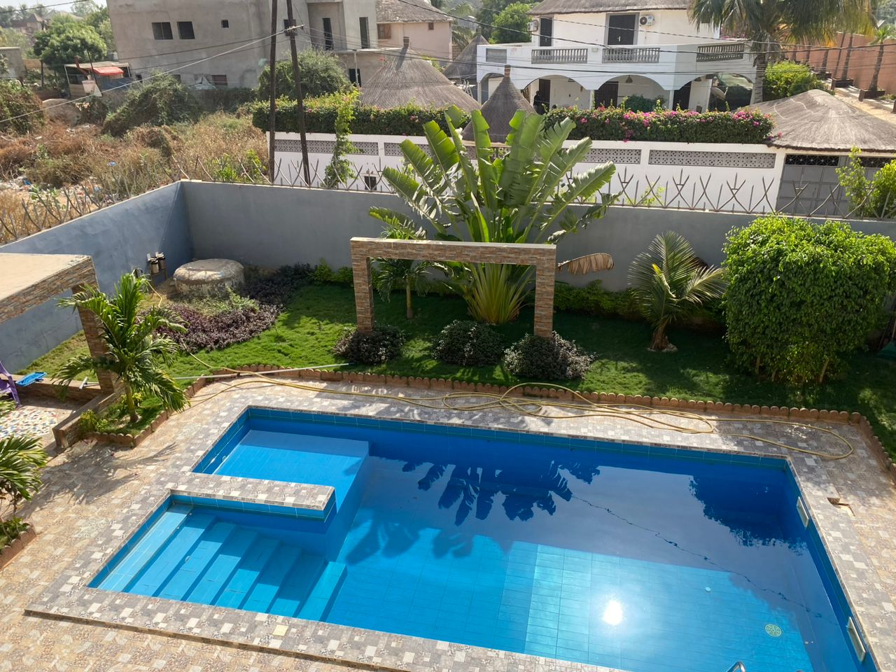 villa 4 chambres salon avec piscine a louer Saly  77 463 14 14